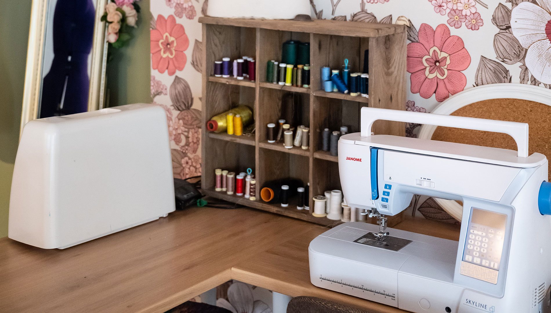 La dame qui pique location machine a coudre Saintes