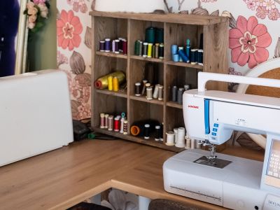 La dame qui pique location machine a coudre Saintes